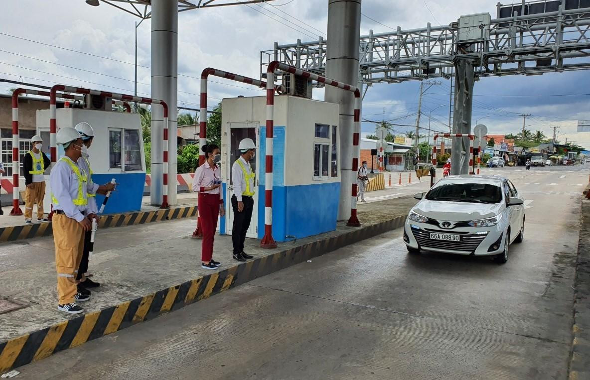 Nhân viên trạm thực hiện nhiệm vụ. Nhân viên trạm thực hiện nhiệm vụ.