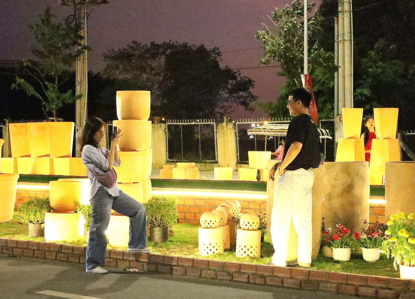 Trên 2.000 sản phẩm gốm đỏ các loại được trưng bày ở đây của địa phương sản xuất. Mỗi phân đoạn của đường gốm và hoa được bố trí, sắp đặt mang những thông điệp ý nghĩa riêng, thể hiện trí tuệ, bản sắc văn hóa của người Việt nói chung và người Vĩnh Long nói riêng.