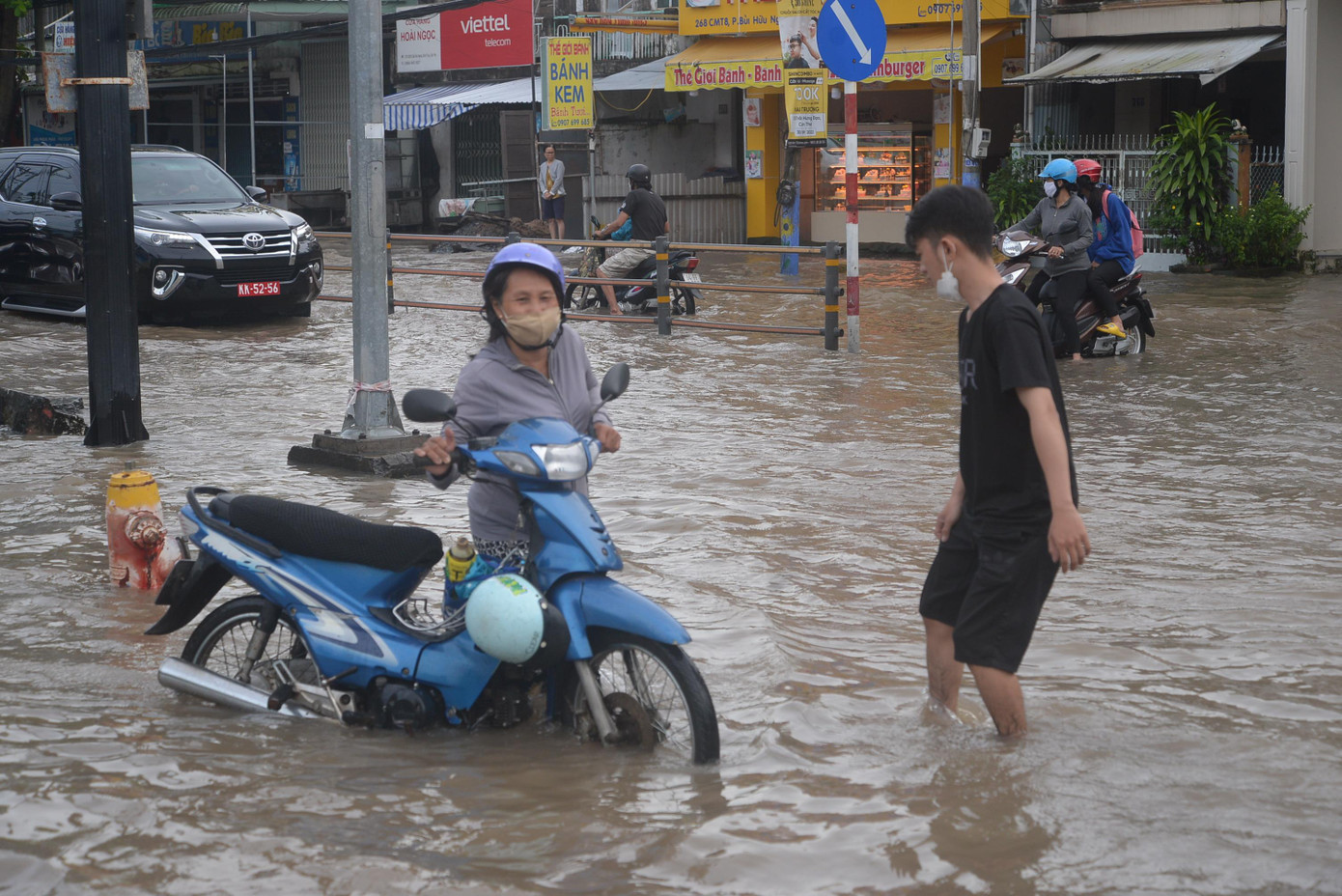 Dự báo trong 2 ngày tới (11 và 12/10), mực nước đỉnh triều trên các sông rạch tiếp tục lên cao và dao động quanh mức đỉnh 2,25m, cao hơn báo động III là 0,25m và xấp xỉ đỉnh triều cường lịch sử năm 2019.