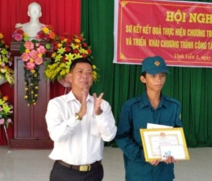 Lãnh đạo xã Vĩnh Viễn A tặng Giấy khen cho Nguyễn Bình An. Lãnh đạo xã Vĩnh Viễn A tặng Giấy khen cho Nguyễn Bình An.