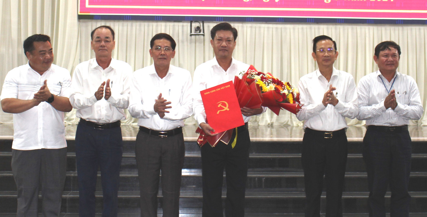 Ông Phan Vĩnh Lộc nhận quyết định điều động.