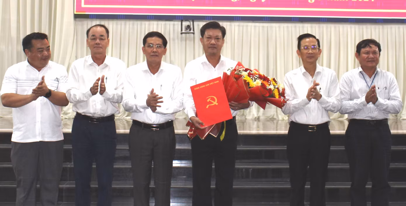 Ông Phan Vĩnh Lộc nhận quyết định điều động.