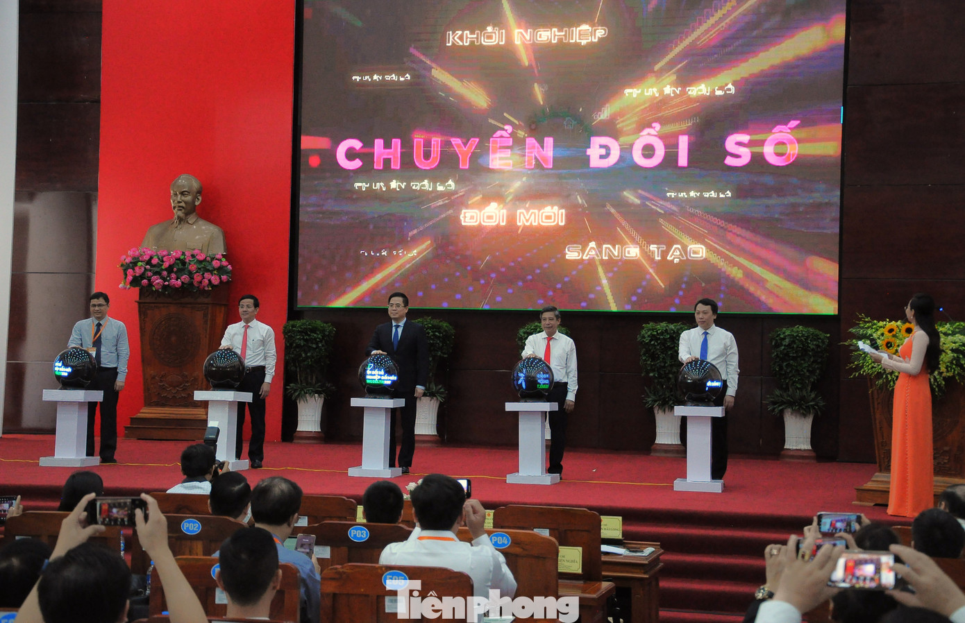 Nghi thức khai mạc Tuần lễ Chuyển đổi số. Ảnh: Cảnh Kỳ. Nghi thức khai mạc Tuần lễ Chuyển đổi số. Ảnh: Cảnh Kỳ.