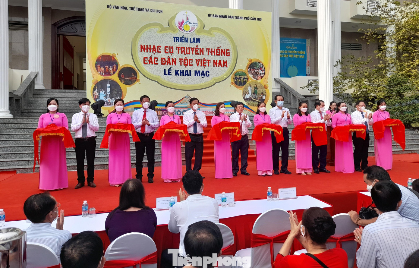 Thứ trưởng Bộ VH-TT&amp;DL Đoàn Văn Việt cùng đại biểu cắt băng khai mạc triển lãm.