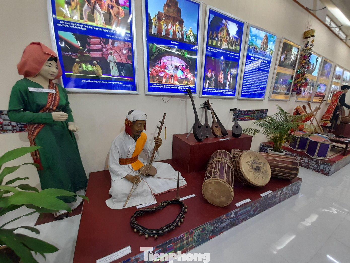 Vùng Duyên hải miền Trung với trống Paranưng, trống Ghi năng, kèn Saranai...