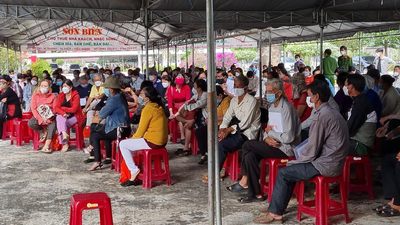 Hàng trăm người có mặt tại TAND tỉnh Hậu Giang theo dõi phiên xét xử. Hàng trăm người có mặt tại TAND tỉnh Hậu Giang theo dõi phiên xét xử.