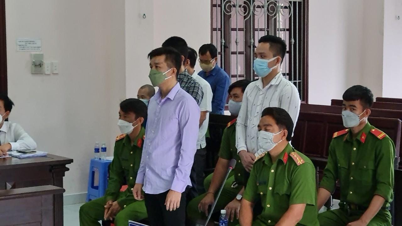 Bị cáo Võ Thanh Long cùng các đồng phạm tại tòa. Bị cáo Võ Thanh Long cùng các đồng phạm tại tòa.