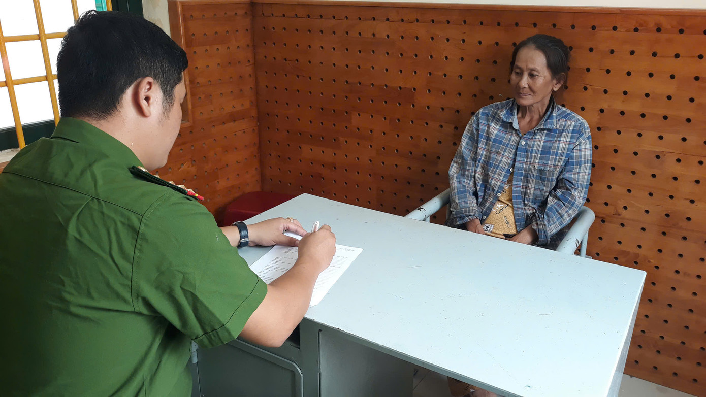 Công an làm việc với hai bị can.