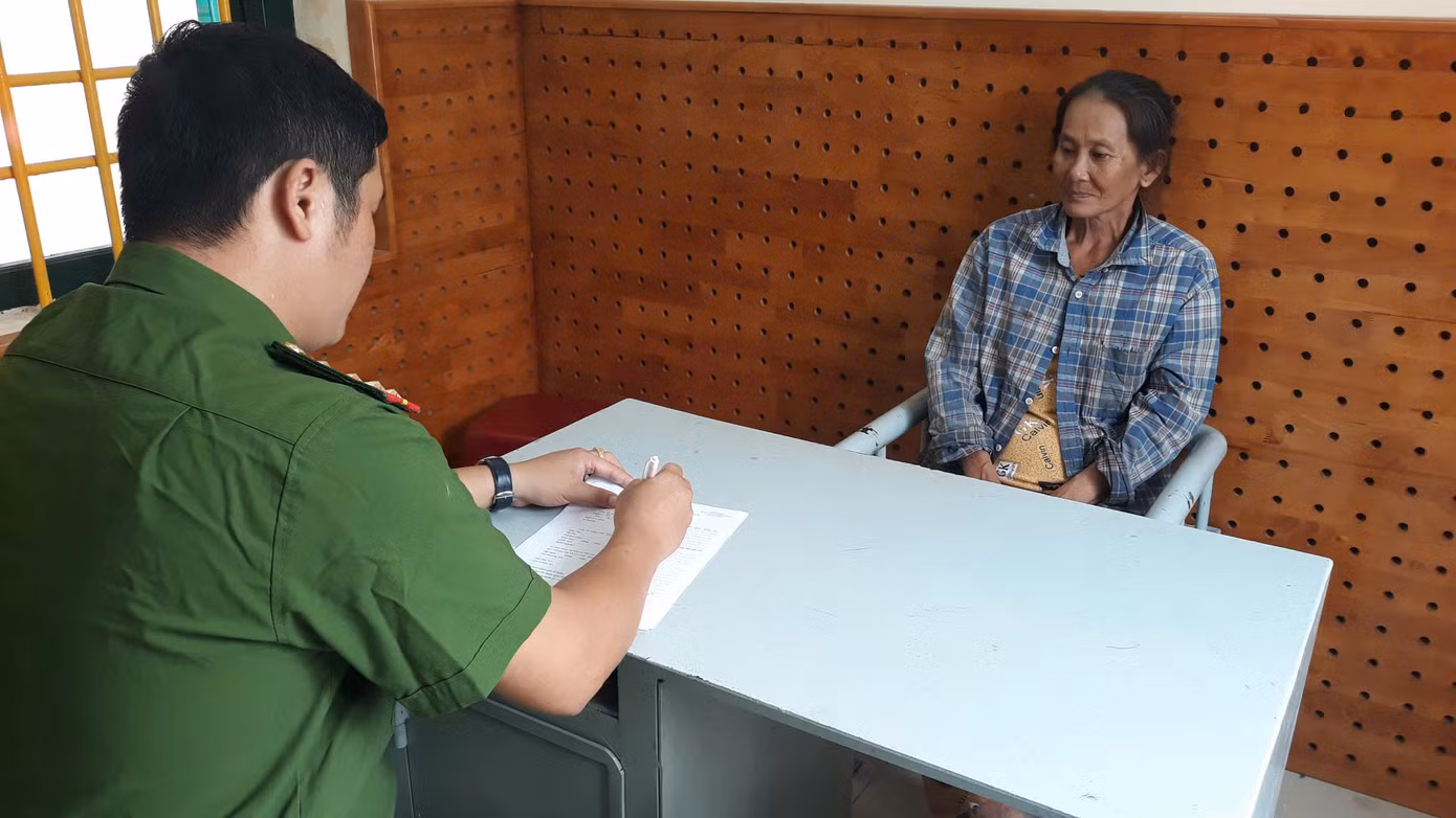 Công an làm việc với hai bị can.