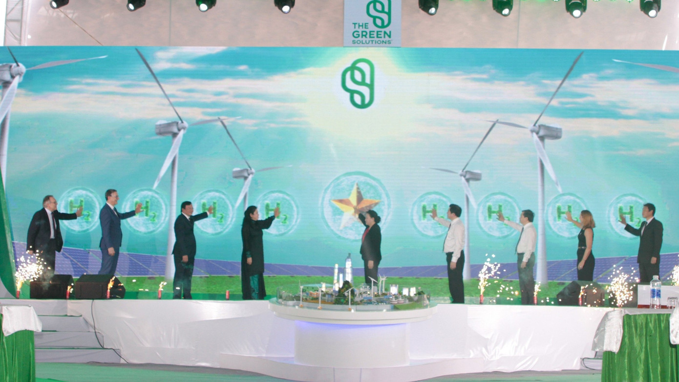 Đại biểu thực hiện nghi thức khởi công dự án. Ảnh: P.An