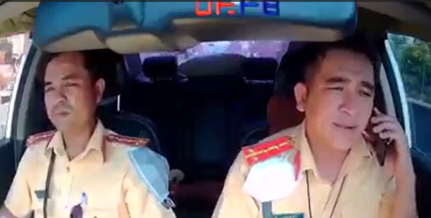 Hình ảnh hai CSGT lan truyền trên mạng xã hội. Ảnh cắt từ video Hình ảnh hai CSGT lan truyền trên mạng xã hội. Ảnh cắt từ video
