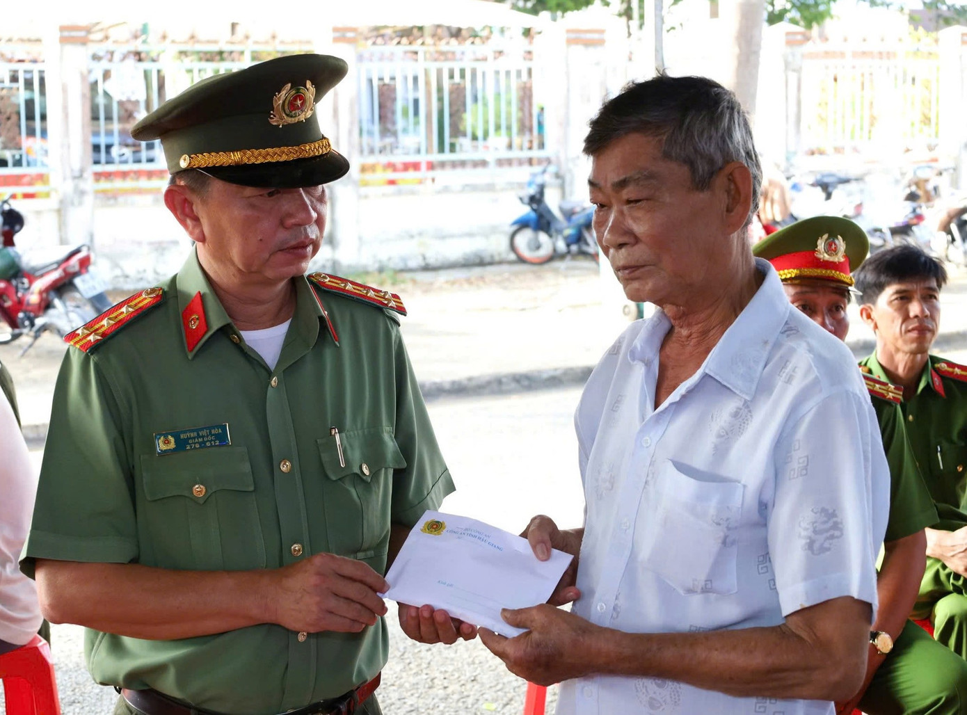 Giám đốc Công an tỉnh Hậu Giang trao hỗ trợ gia đình Đại úy Nguyễn Văn Kha.