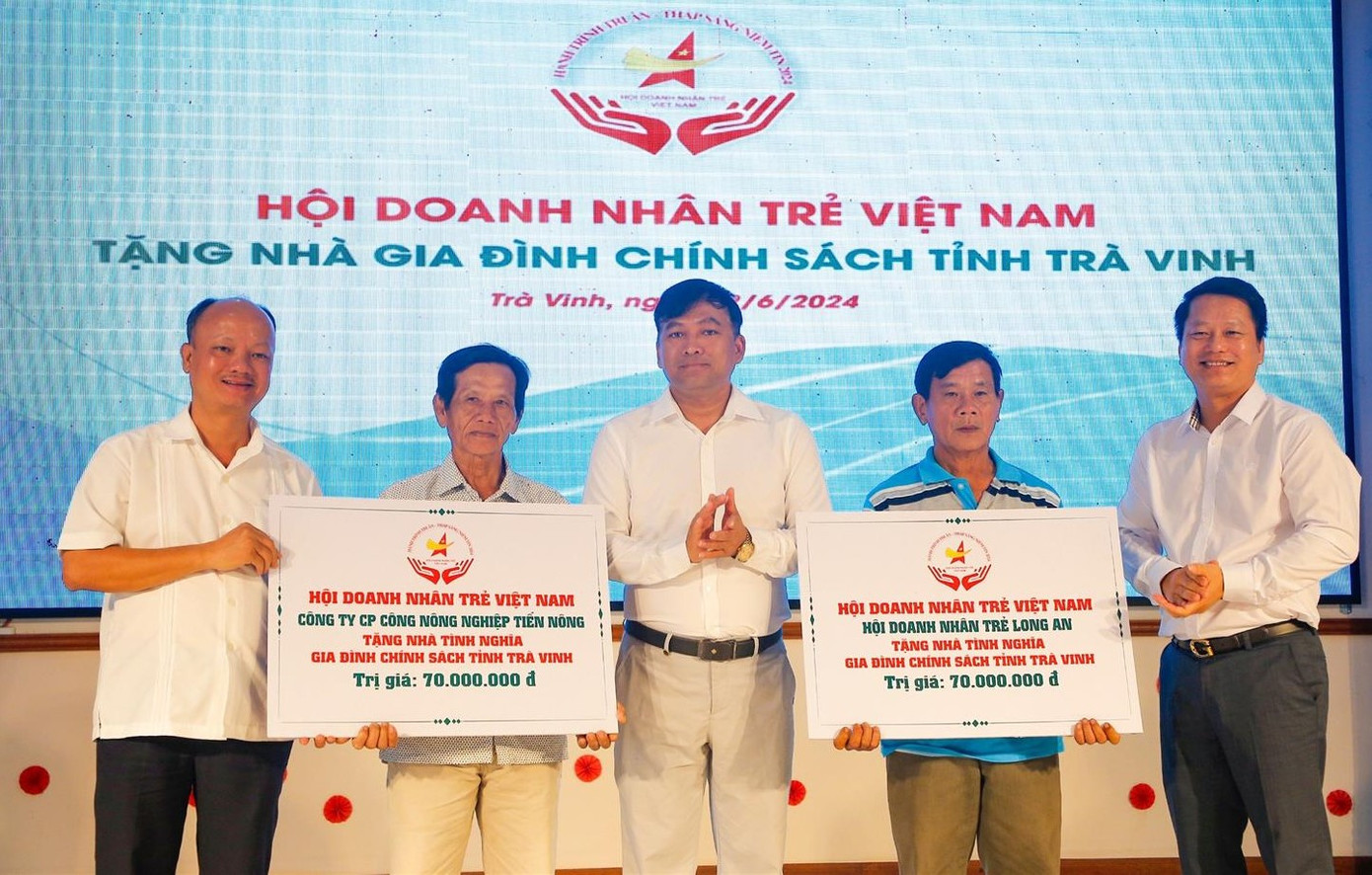 Hội Doanh nhân trẻ Việt Nam trao tặng nhà tình nghĩa cho gia đình chính sách tỉnh Trà Vinh. Ảnh: Phương An