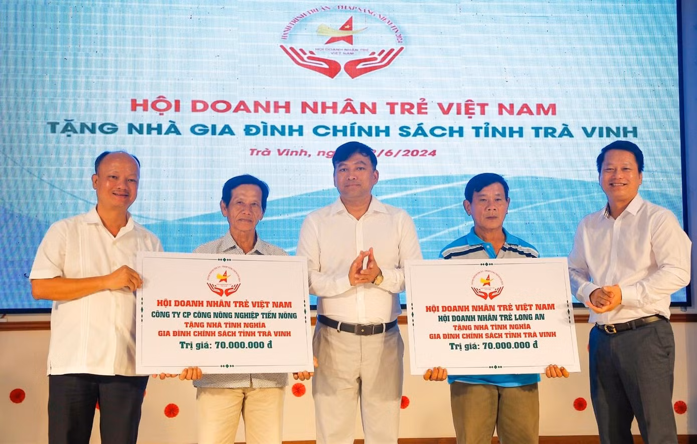 Hội Doanh nhân trẻ Việt Nam trao tặng nhà tình nghĩa cho gia đình chính sách tỉnh Trà Vinh. Ảnh: Phương An