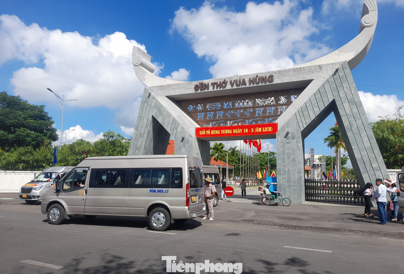 Đền thờ Vua Hùng (quận Bình Thủy) lúc 9h sáng nay, nơi đây vừa đón lượng lớn người dân và du khách dịp Giỗ Tổ Hùng Vương gần 10 ngày trước. Đền thờ Vua Hùng (quận Bình Thủy) lúc 9h sáng nay, nơi đây vừa đón lượng lớn người dân và du khách dịp Giỗ Tổ Hùng Vương gần 10 ngày trước.