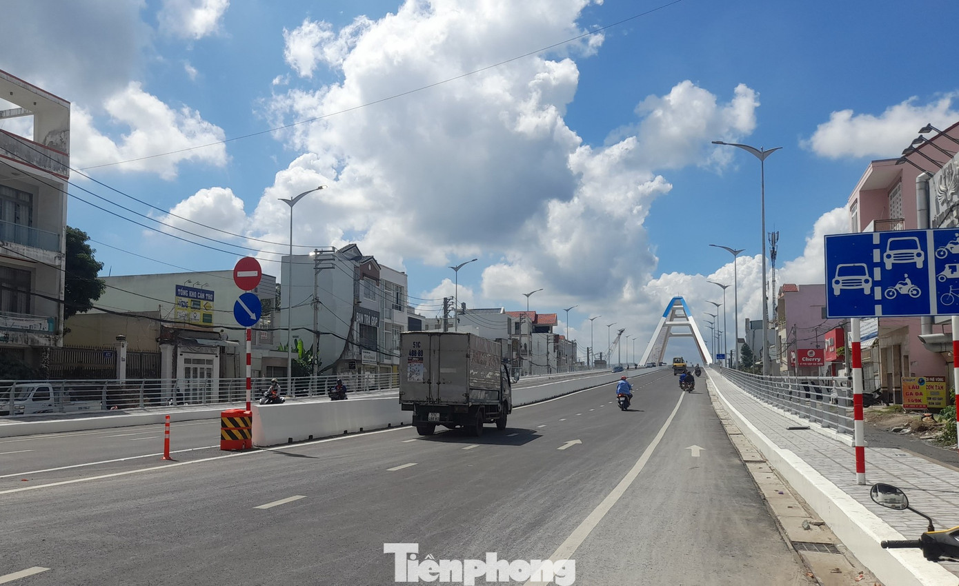 Cầu Trần Hoàng Na vừa chính thức đưa vào sử dụng hôm qua (26/4) đã góp phần "chia lửa" áp lực giao thông cho cầu Hưng Lợi và cầu Quang Trung, nối quận Cái Răng với quận trung tâm Ninh Kiều. Cầu Trần Hoàng Na vừa chính thức đưa vào sử dụng hôm qua (26/4) đã góp phần "chia lửa" áp lực giao thông cho cầu Hưng Lợi và cầu Quang Trung, nối quận Cái Răng với quận trung tâm Ninh Kiều.