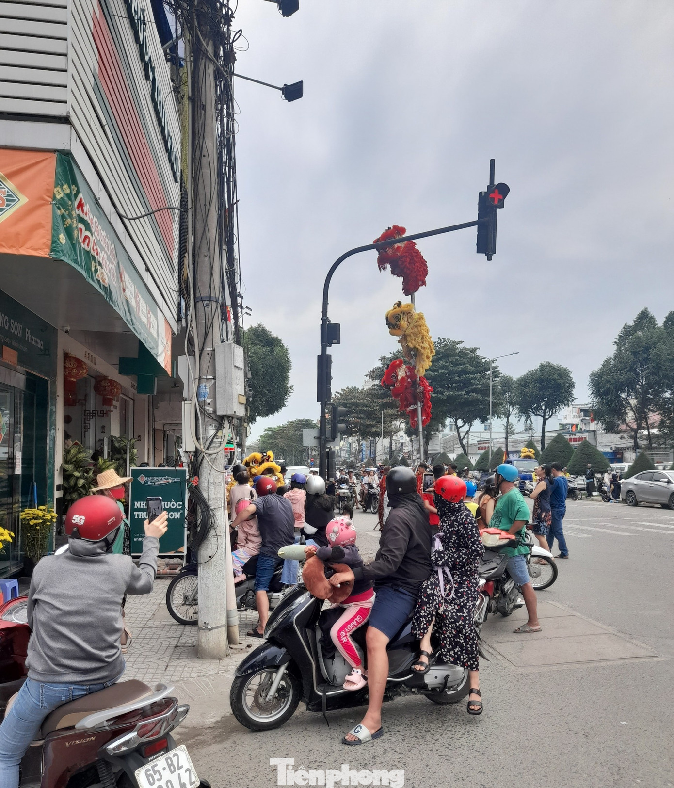 Một tiệm kinh doanh khai trương đầu năm với màn múa lân hoành tráng.