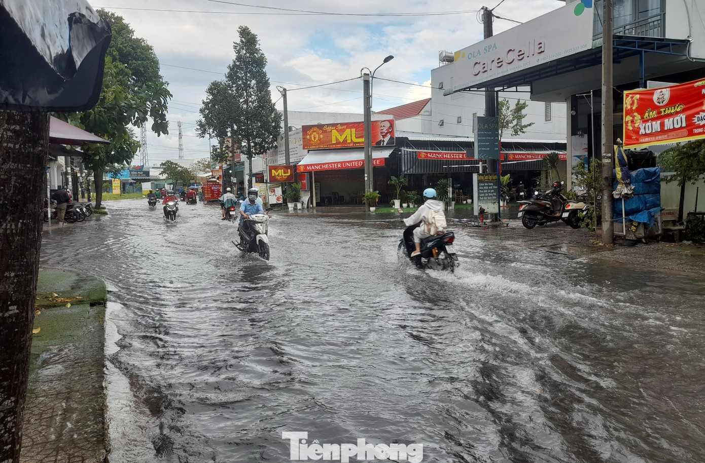 Dù chưa đến đợt triều cường tiếp theo nhưng trận mưa lớn hôm 23/10 cũng đã gây ngập cục bộ một số nơi ở Cần Thơ. Ảnh: Cảnh Kỳ.