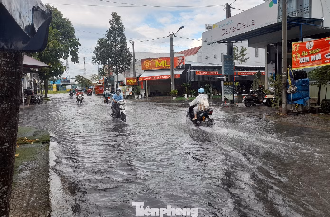 Dù chưa đến đợt triều cường tiếp theo nhưng trận mưa lớn hôm 23/10 cũng đã gây ngập cục bộ một số nơi ở Cần Thơ. Ảnh: Cảnh Kỳ.