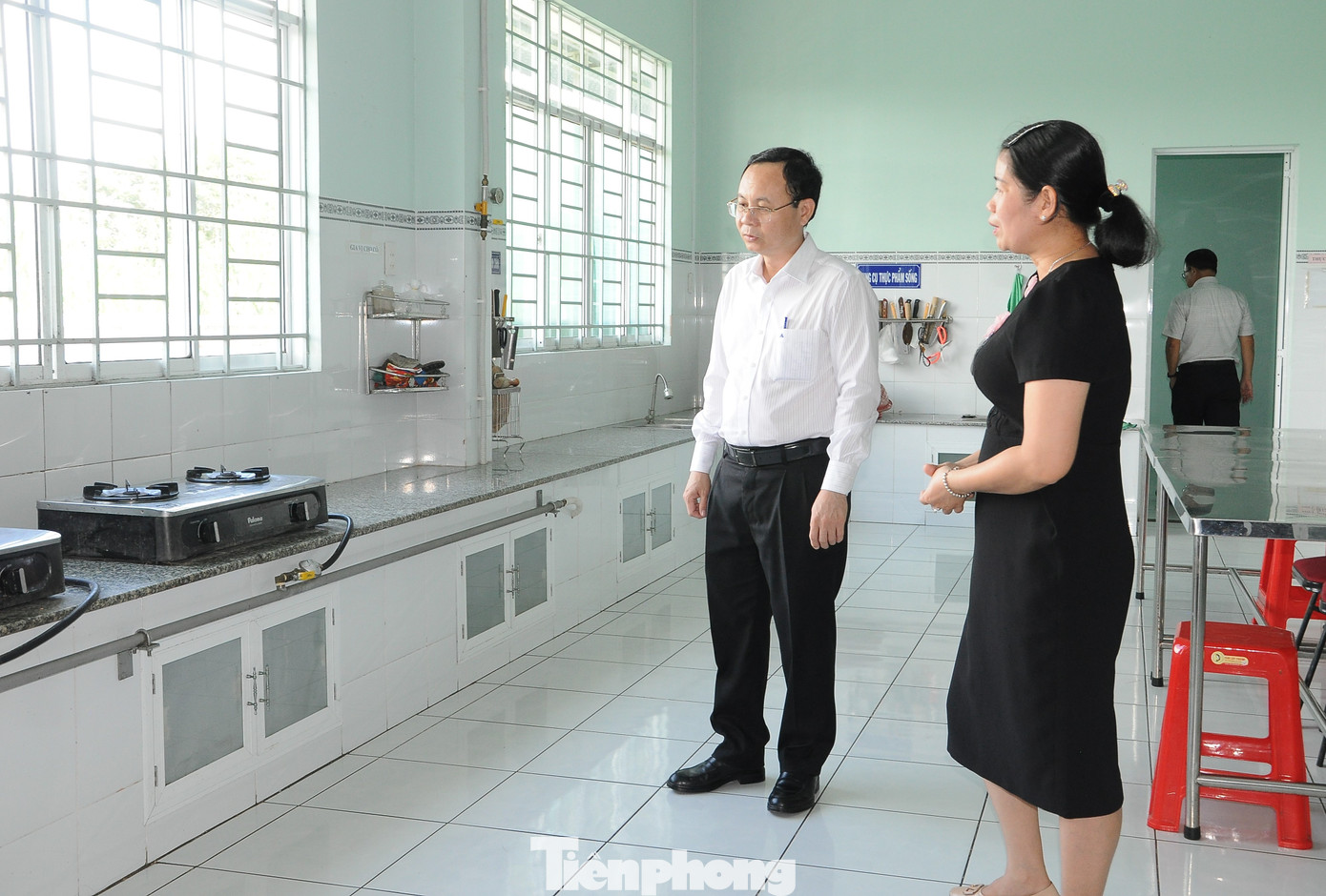Bí thư Cần Thơ thăm bếp ăn Trường Mầm non Phước Thới, quận Ô Môn. Ảnh: CK Bí thư Cần Thơ thăm bếp ăn Trường Mầm non Phước Thới, quận Ô Môn. Ảnh: CK