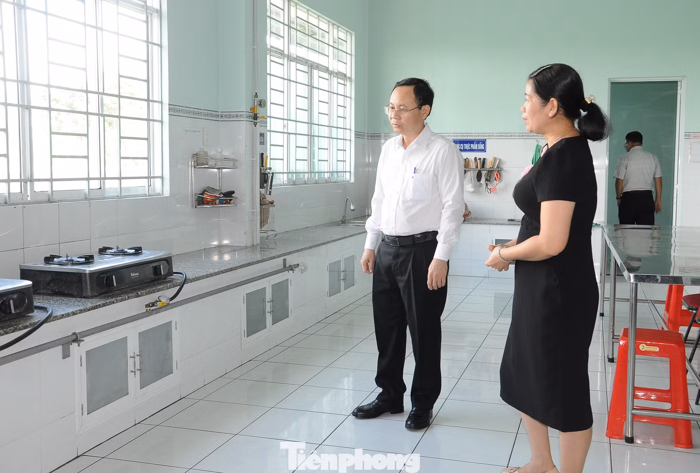 Bí thư Cần Thơ thăm bếp ăn Trường Mầm non Phước Thới, quận Ô Môn. Ảnh: CK Bí thư Cần Thơ thăm bếp ăn Trường Mầm non Phước Thới, quận Ô Môn. Ảnh: CK