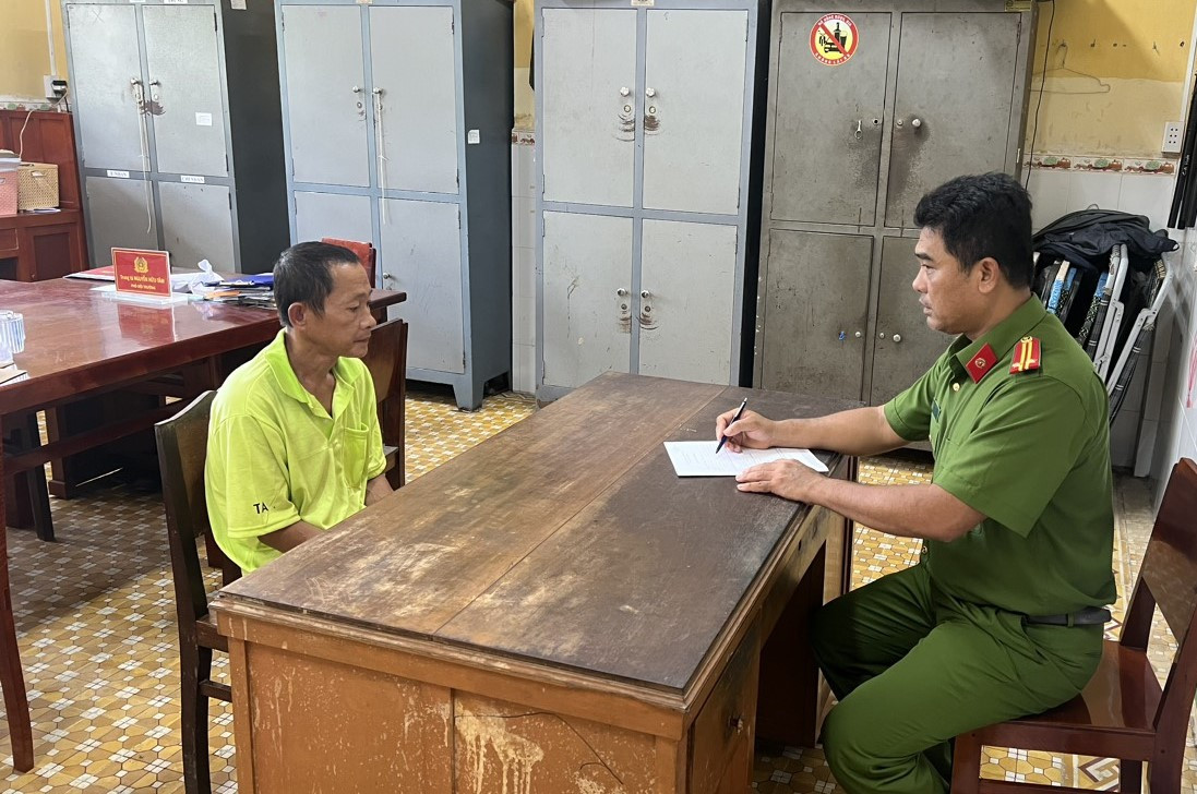 Công an làm việc với Nguyễn Ngọc Khoa. Ảnh: CACC