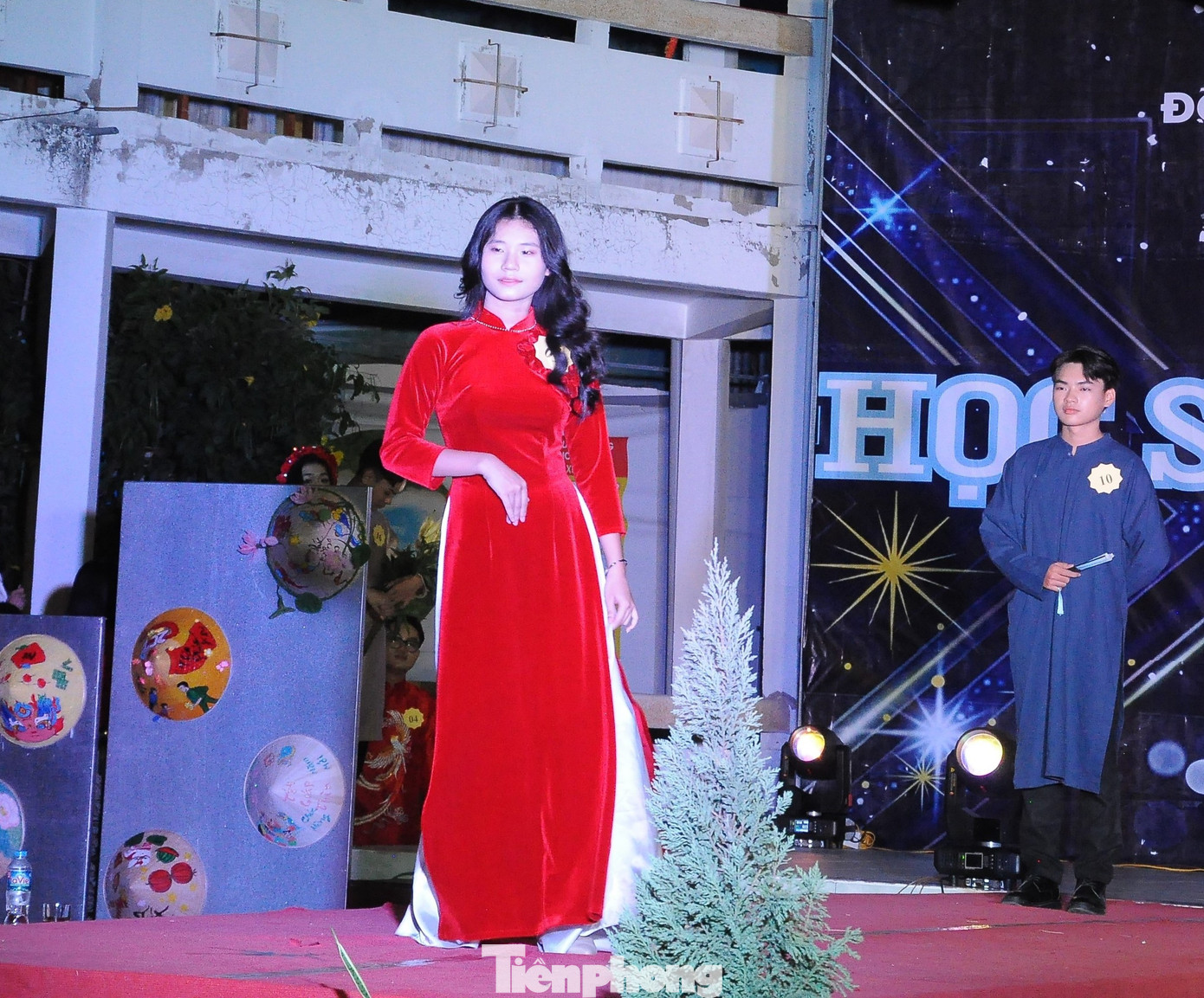 Tối cùng ngày, diễn ra chung kết Hội thi "Học sinh thanh lịch" Trường THPT Phan Ngọc Hiển. Tối cùng ngày, diễn ra chung kết Hội thi "Học sinh thanh lịch" Trường THPT Phan Ngọc Hiển.