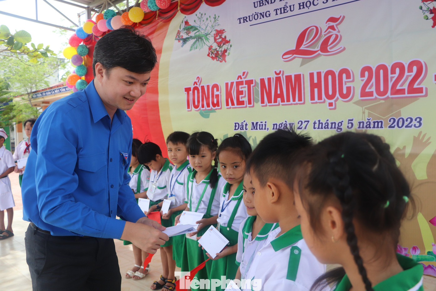 Bí thư T.Ư Đoàn, Chủ tịch Hội Sinh viên Việt Nam Nguyễn Minh Triết tặng học bổng cho học sinh Trường Tiểu học 3 xã Đất Mũi, huyện Ngọc Hiển.