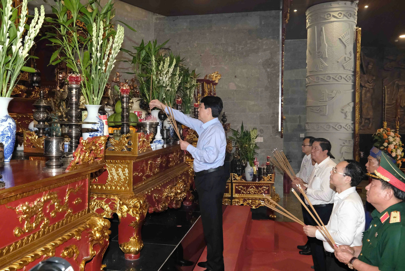 Thường trực Ban Bí thư Lương Cường dâng hương tại Đền thờ Vua Hùng thành phố Cần Thơ. Thường trực Ban Bí thư Lương Cường dâng hương tại Đền thờ Vua Hùng thành phố Cần Thơ.