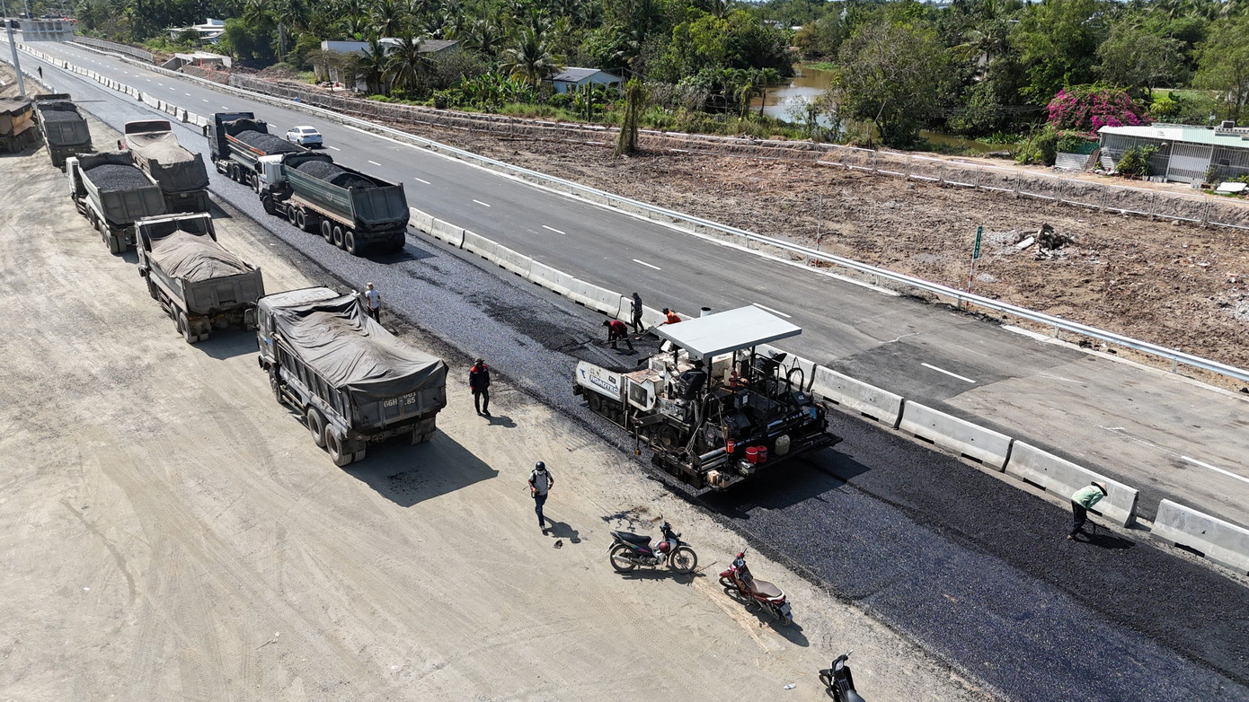 Các đơn vị khẩn trương thi công các phần việc còn lại. Ảnh chụp trưa 25/12. Các đơn vị khẩn trương thi công các phần việc còn lại. Ảnh chụp trưa 25/12.