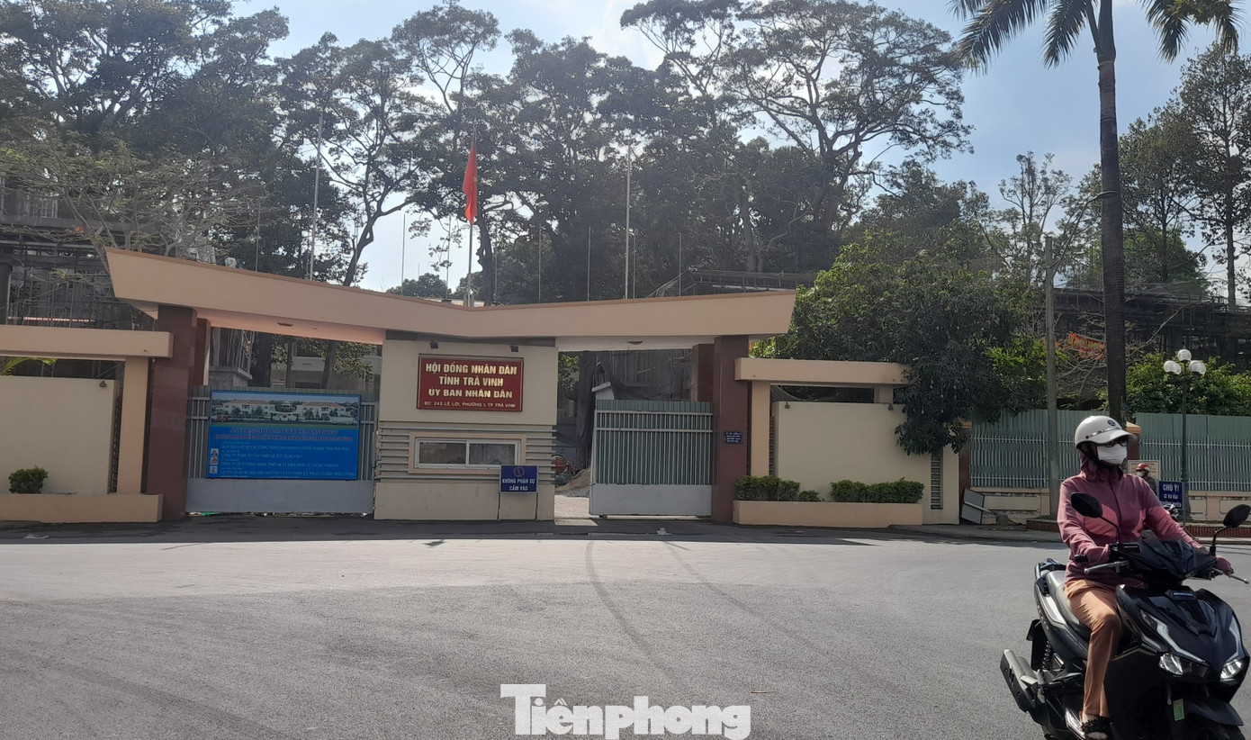 Văn phòng UBND tỉnh Trà Vinh công khai đường dây nóng. Ảnh: CK