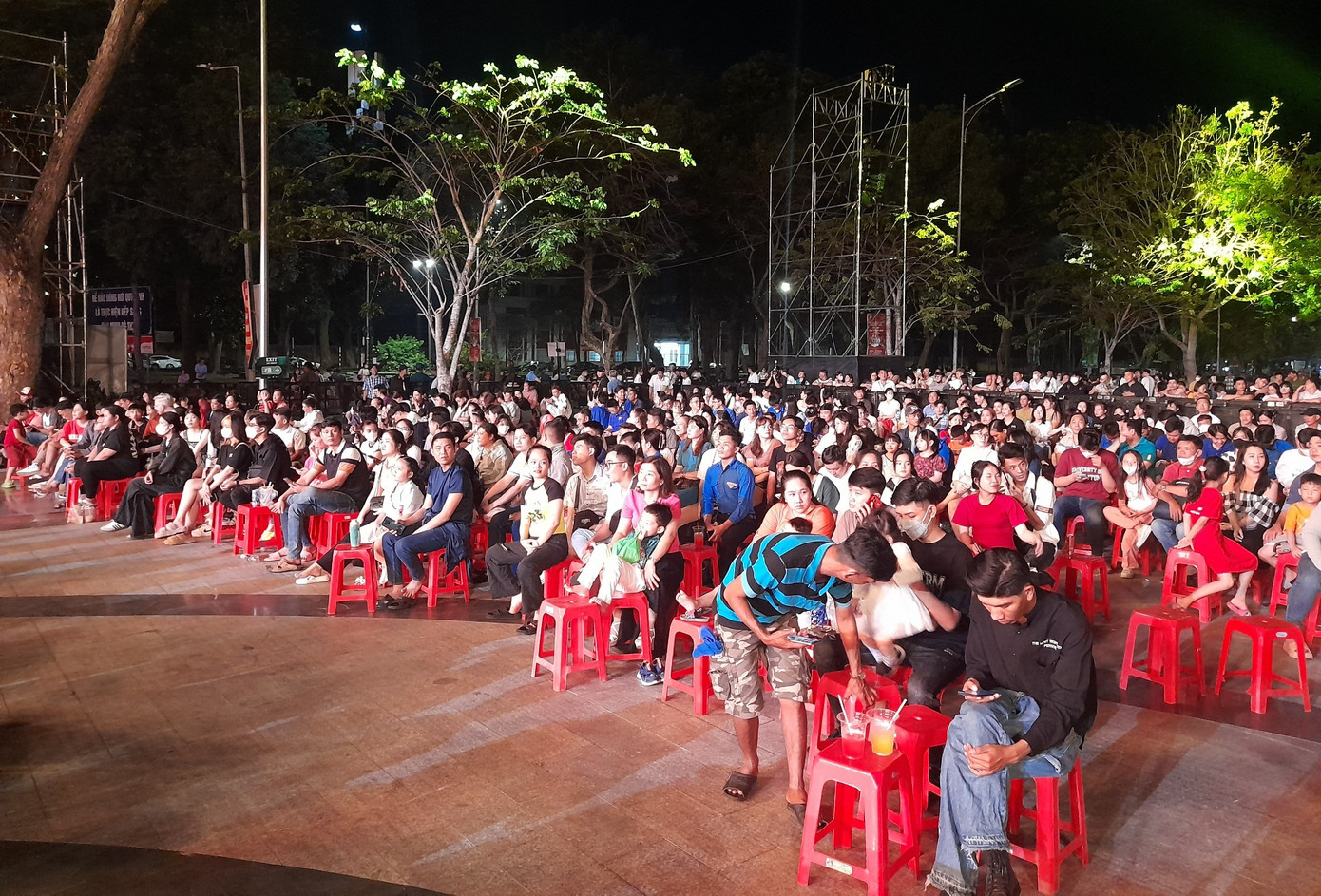 Đông đảo người dân đến thưởng thức chương trình. Đông đảo người dân đến thưởng thức chương trình.