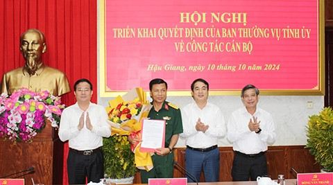 Lãnh đạo tỉnh Hậu Giang trao quyết định và chúc mừng tân Trưởng Ban Nội chính Tỉnh ủy. Lãnh đạo tỉnh Hậu Giang trao quyết định và chúc mừng tân Trưởng Ban Nội chính Tỉnh ủy.
