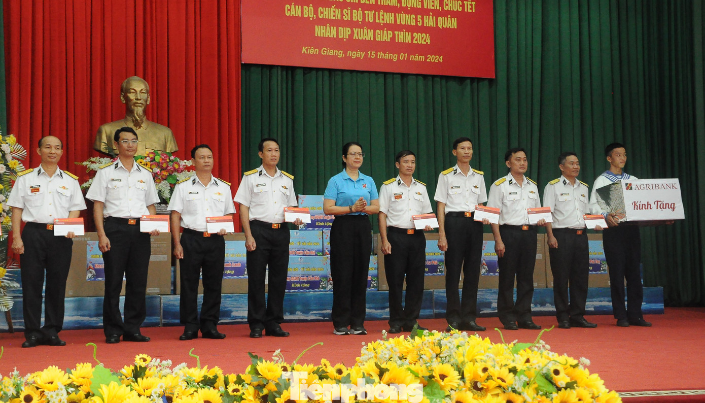 Đại biểu tặng quà các đơn vị thuộc Bộ Tư lệnh Vùng 5 Hải quân. Đại biểu tặng quà các đơn vị thuộc Bộ Tư lệnh Vùng 5 Hải quân.