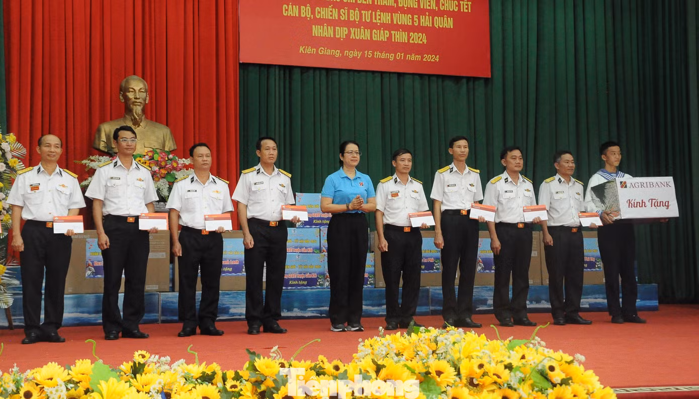 Đại biểu tặng quà các đơn vị thuộc Bộ Tư lệnh Vùng 5 Hải quân.