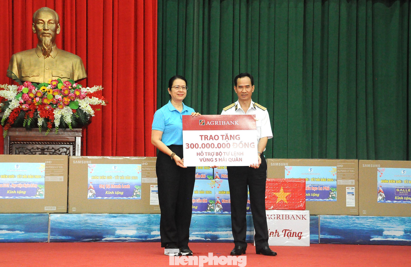 Bà Nguyễn Thị Phượng - Phó Tổng Giám đốc Ngân hàng Agriabank, trao quà tặng Bộ Tư lệnh Vùng 5 Hải quân. Bà Nguyễn Thị Phượng - Phó Tổng Giám đốc Ngân hàng Agriabank, trao quà tặng Bộ Tư lệnh Vùng 5 Hải quân.