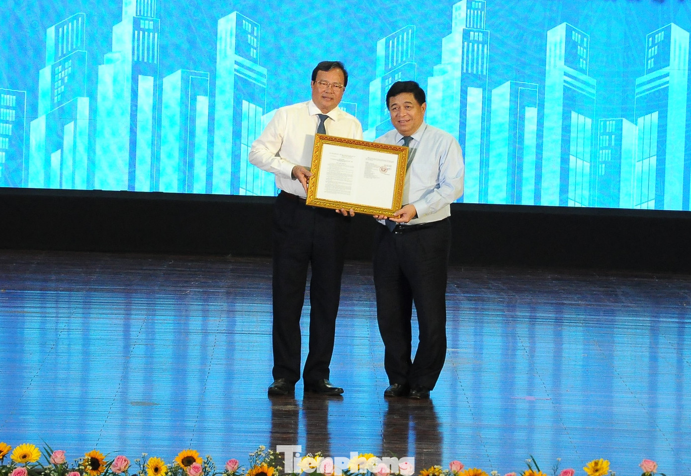 Bộ trưởng Bộ KH&amp;ĐT Nguyễn Chí Dũng trao Quyết định phê duyệt Quy hoạch tỉnh Trà Vinh cho Chủ tịch UBND tỉnh Trà Vinh Lê Văn Hẳn. Ảnh: CK