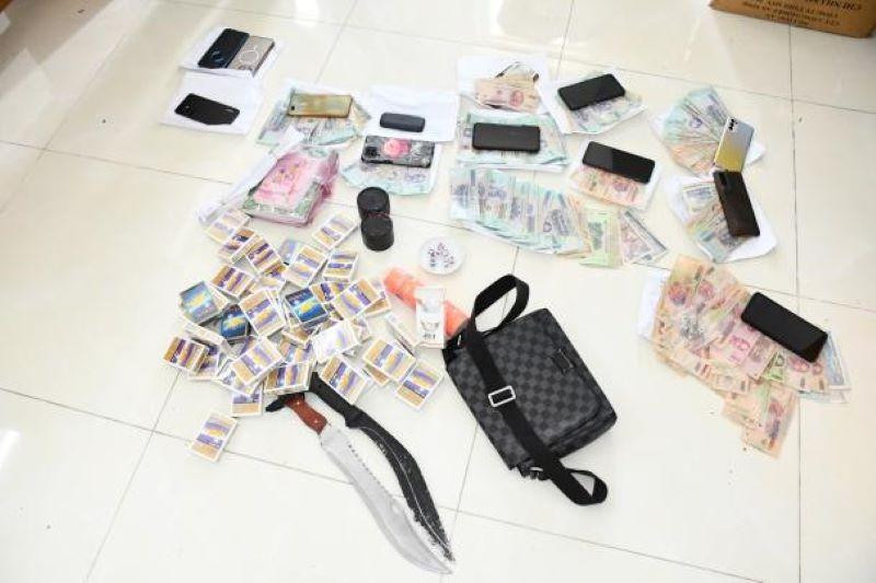 Tang vật bị tạm giữ tại hiện trường.