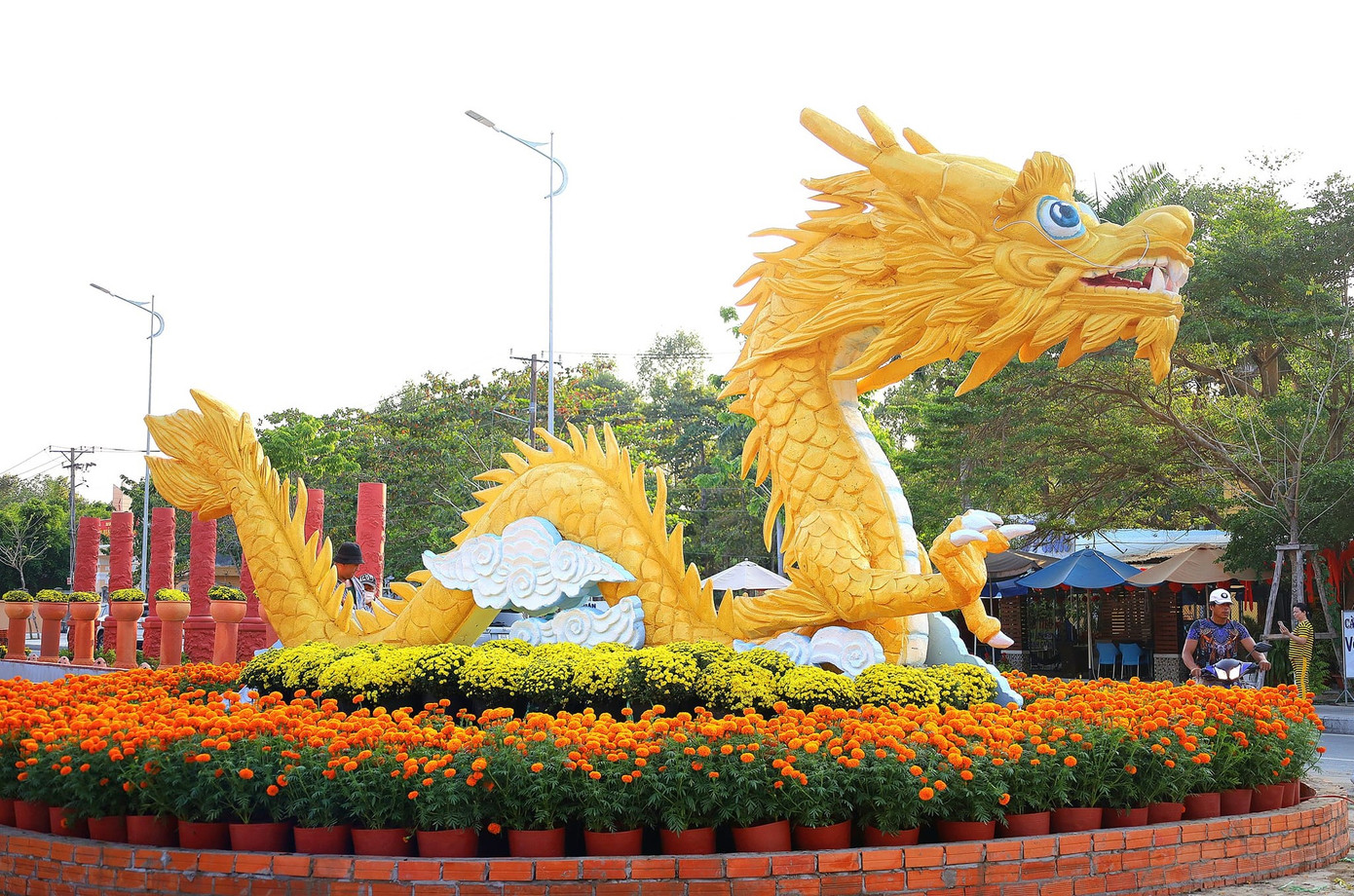 Đường gốm và hoa phục vụ nhân dân từ ngày 2/2 (23 tháng Chạp) đến 19/2 (mùng 10 Tết Giáp Thìn) và được điều chỉnh một số tiểu cảnh cho phù hợp để tiếp tục duy trì phục vụ đến 30/4 và 1/5. Đường gốm và hoa phục vụ nhân dân từ ngày 2/2 (23 tháng Chạp) đến 19/2 (mùng 10 Tết Giáp Thìn) và được điều chỉnh một số tiểu cảnh cho phù hợp để tiếp tục duy trì phục vụ đến 30/4 và 1/5.