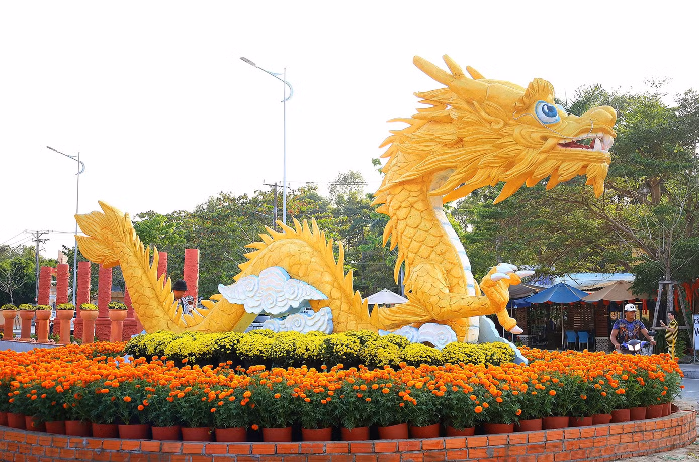 Đường gốm và hoa phục vụ nhân dân từ ngày 2/2 (23 tháng Chạp) đến 19/2 (mùng 10 Tết Giáp Thìn) và được điều chỉnh một số tiểu cảnh cho phù hợp để tiếp tục duy trì phục vụ đến 30/4 và 1/5.