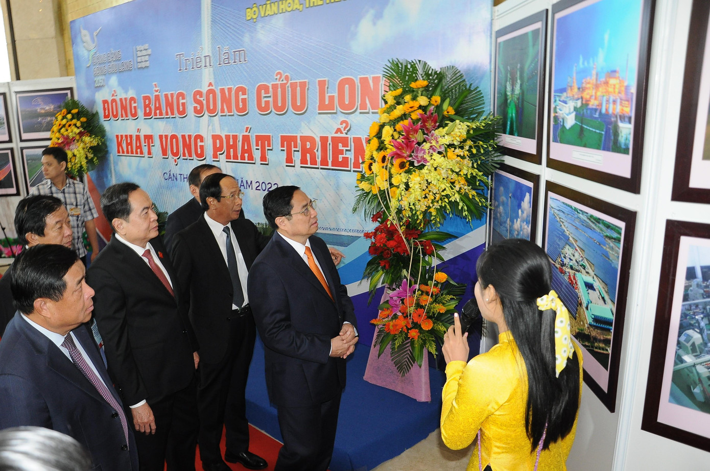 Thủ tướng Phạm Minh Chính tham quan triển lãm. Thủ tướng Phạm Minh Chính tham quan triển lãm.