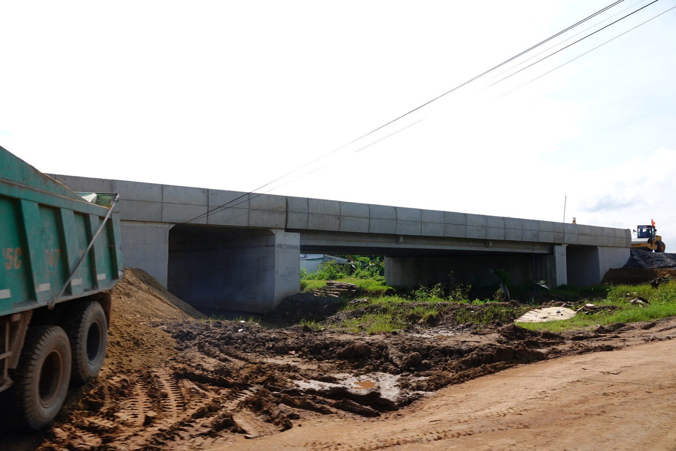 Dự án có 3 nút giao, gồm nút giao với Quốc lộ 80 (đầu tuyến), nút giao với Đường tỉnh 908 và nút giao Chà Và (cuối tuyến). Đến nay, các nút giao đã hoàn thành dỡ tải, các nhà thầu đã thi công nền đường và các lớp mặt đường.