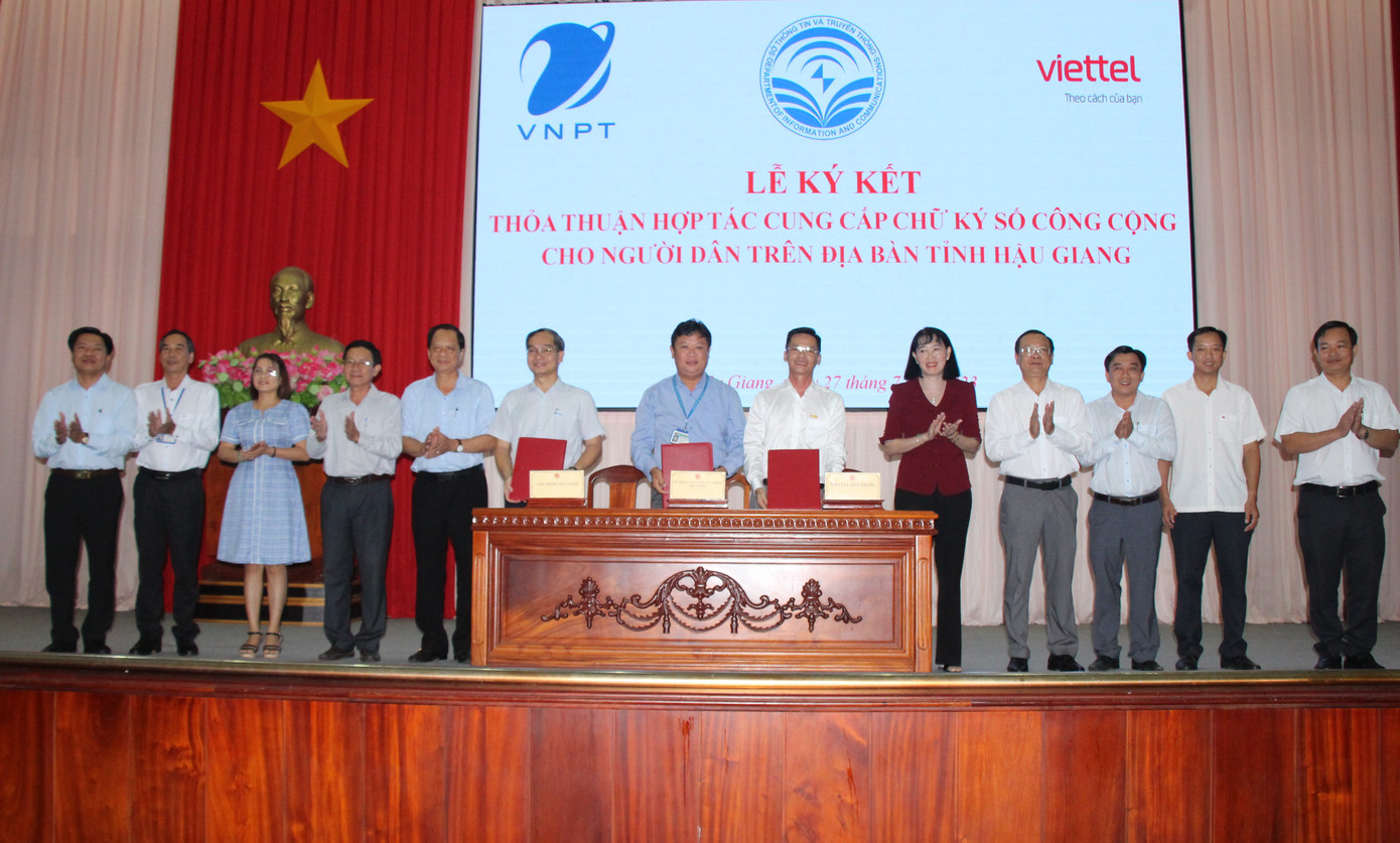 Đại diện Sở TT&amp;TT, VNPT và Viettel Hậu Giang ký kết. Ảnh: Mỹ Xuyên.