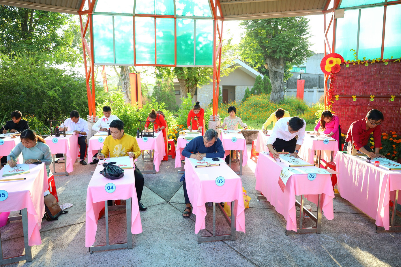 Các "ông đồ" khai bút tại buổi lễ.