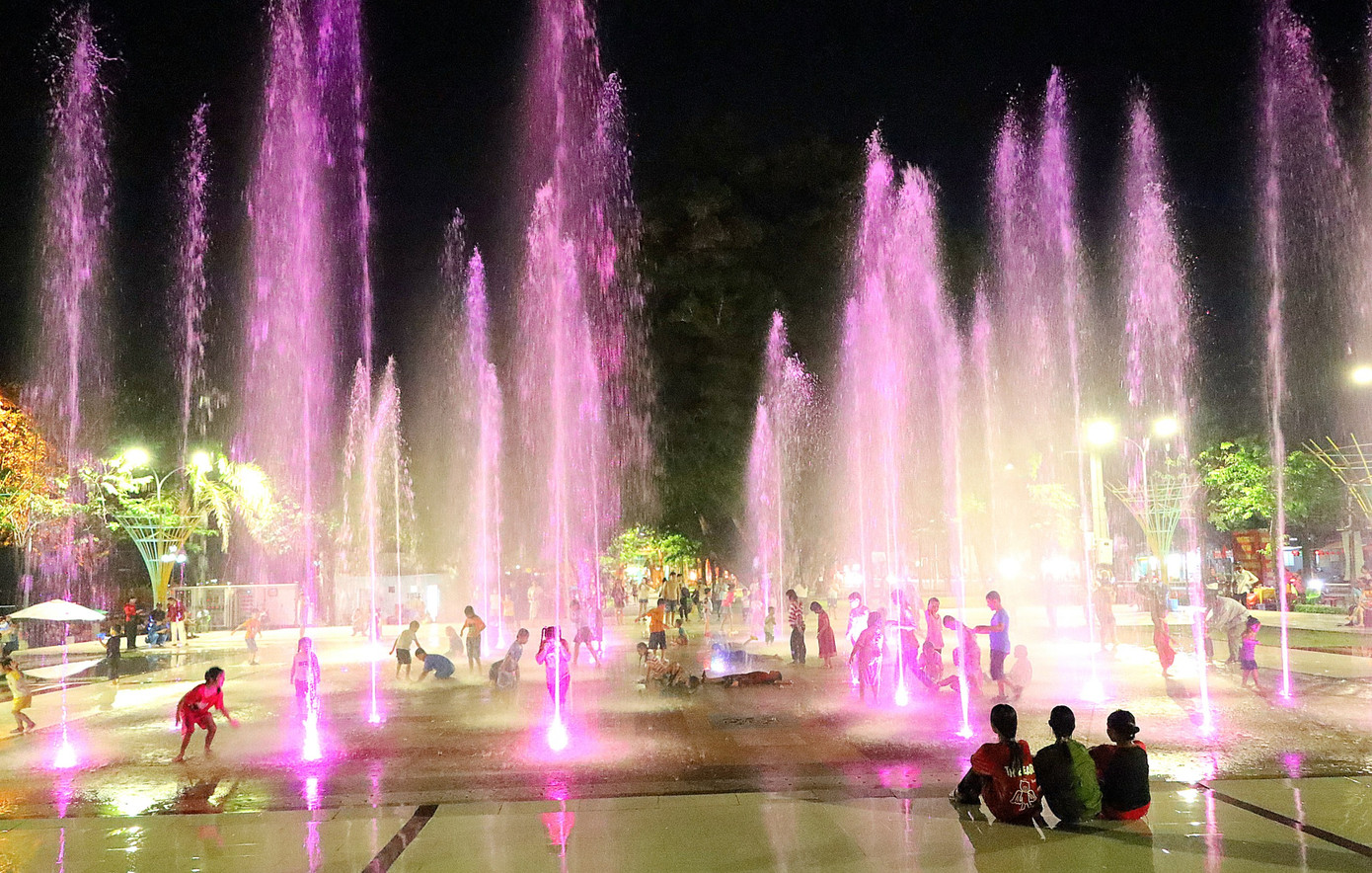 Những cột nước lung linh rực rỡ, thu hút giới trẻ.