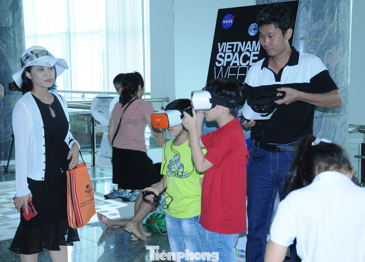 Trải nghiệm vũ trụ thực tế ảo. Trải nghiệm vũ trụ thực tế ảo.