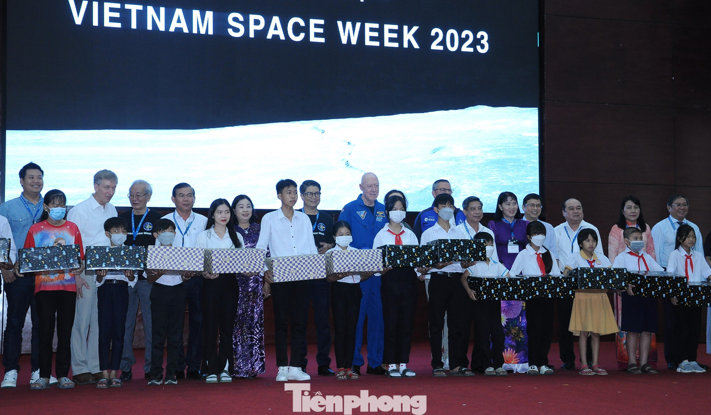 Cựu phi hành gia tặng quà cho học sinh. Cựu phi hành gia tặng quà cho học sinh.