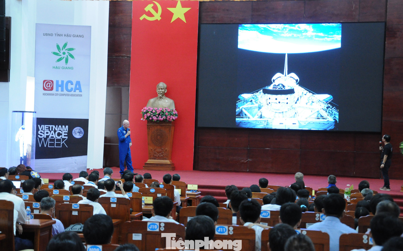 Cựu phi hành gia Michael Baker chia sẻ về những chuyến du hành không gian trong thời gian ông làm việc cho NASA, những bức ảnh Trái đất được chụp từ không gian, trong đó có ảnh chụp vùng ĐBSCL của Việt Nam. Cựu phi hành gia Michael Baker chia sẻ về những chuyến du hành không gian trong thời gian ông làm việc cho NASA, những bức ảnh Trái đất được chụp từ không gian, trong đó có ảnh chụp vùng ĐBSCL của Việt Nam.