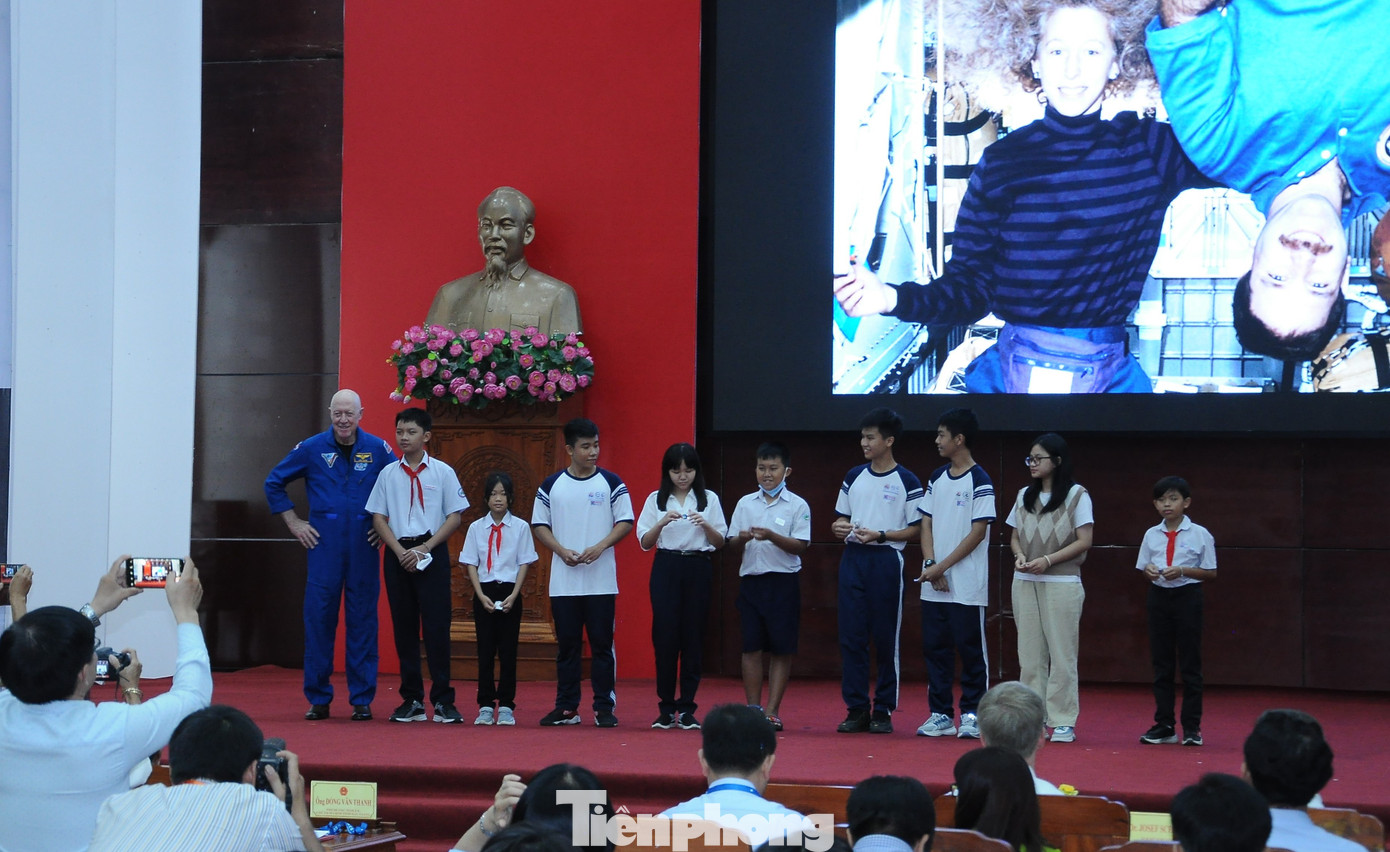 Michael Baker cùng các học sinh tham gia một trò chơi trải nghiệm. Michael Baker cùng các học sinh tham gia một trò chơi trải nghiệm.