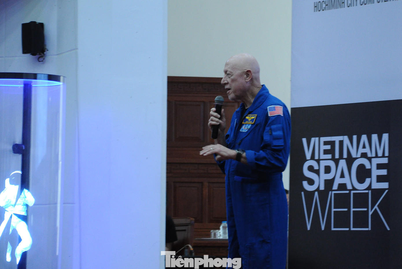 Michael Baker có hơn 5.400 giờ bay trên 50 loại máy bay khác nhau và đã thực hiện hơn 300 lần hạ cánh trên tàu sân bay. Ông kể rằng, nhìn về Trái đất là một hành tinh xanh, từ không gian, đã thôi thúc ý thức phải bảo vệ hành tinh của sự sống này. Michael Baker có hơn 5.400 giờ bay trên 50 loại máy bay khác nhau và đã thực hiện hơn 300 lần hạ cánh trên tàu sân bay. Ông kể rằng, nhìn về Trái đất là một hành tinh xanh, từ không gian, đã thôi thúc ý thức phải bảo vệ hành tinh của sự sống này.